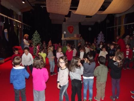 Contes du moyen-âge à St Alban (31) : quelques pas de danse avec les enfants de l'école maternelle